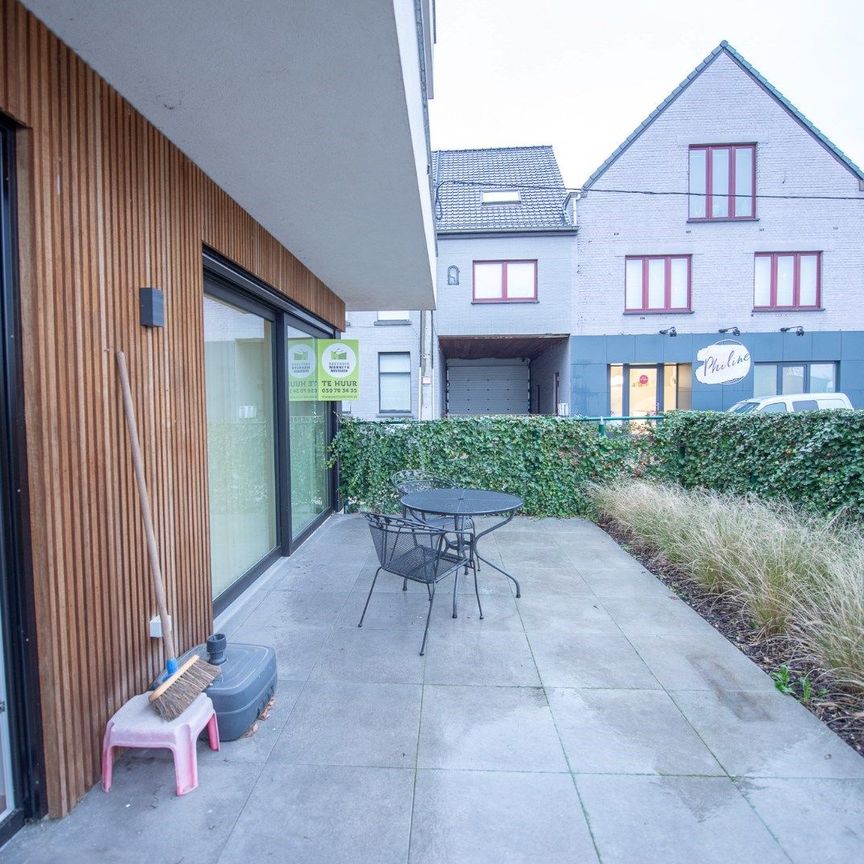 Gelijkvloers assistentie appartement met 1slaapkamer, groot terras met autostaanplaats en fietsstaanplaats - Photo 1