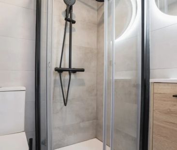 Room in a shared 6-bedroom apartment for rent in Puerta Bonita, Madrid - Photo 5