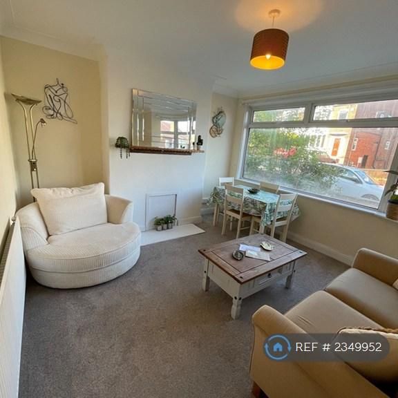 4 bedroom semi-detached house to rent - Photo 1