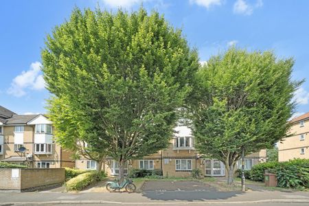 2 bedroom flat in London - Photo 2