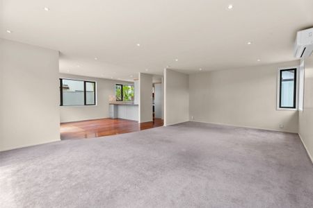 Large and Light Filled - Easy 10 minute walk to the Beach! - Photo 5