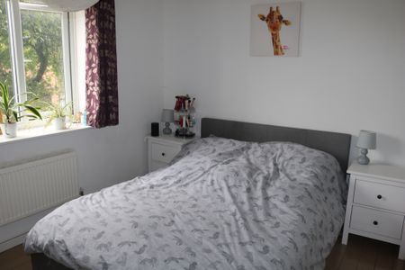 2 Bedroom Flat To Rent in Lenton - Photo 3