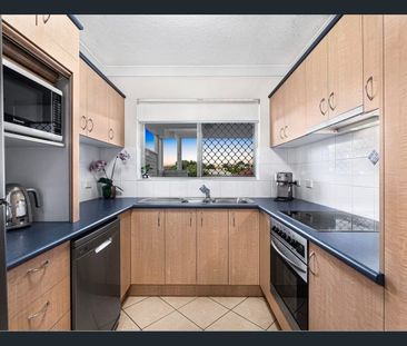Stylish Greenslopes Living with Space to Spare! - Photo 5
