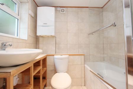 4 bedroom terraced house to rent - Photo 5