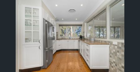 CHARMING LOCATION - LOVELY 4 BEDROOM HOME - Photo 3