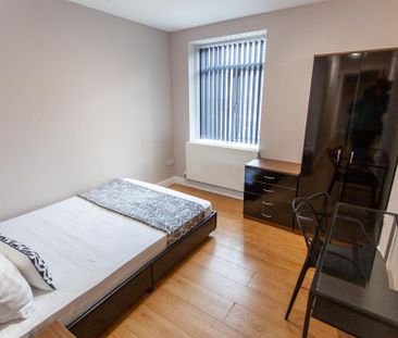 3 bedroom flat to rent - Photo 6