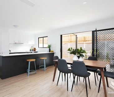 Beautiful 4 Bedroom Townhouse - Photo 2