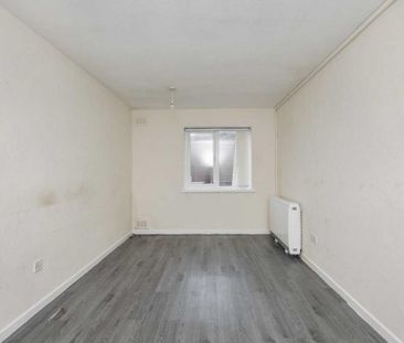 2 bedroom ground floor flat to rent - Photo 5