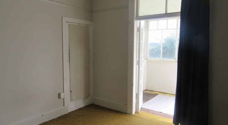 RICCARTON - LARGE CHARATCER HOME, 6 BEDROOMS, 2 HEAT PUMPS, GARDENER INCLUDED - Photo 2