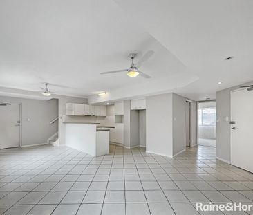 A Quiet & Convenient Townhouse - Close to Transport, Shops and Schools - Photo 1