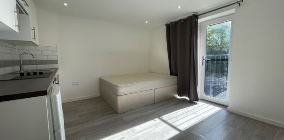 Studio Flat, Canute Road, SO14 - Photo 2