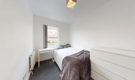 Spacious 5-Bedroom Student House with Modern Amenities - Photo 5