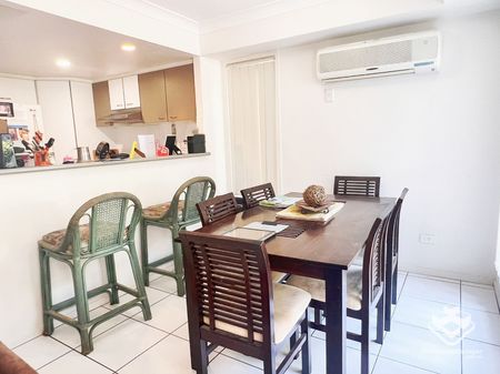 Large 3 Bedroom Townhouse close to everything! - Photo 2