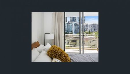 STUNNING 1 BEDROOM APARTMENT - Photo 3