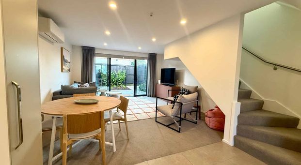 BEAUTIFULLY PRESENTED FULLY FURNISHED MODERN TOWNHOUSE IN PRIME LOCATION! - Photo 1