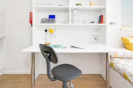 1 bedroom in a flat share to rent - Photo 3