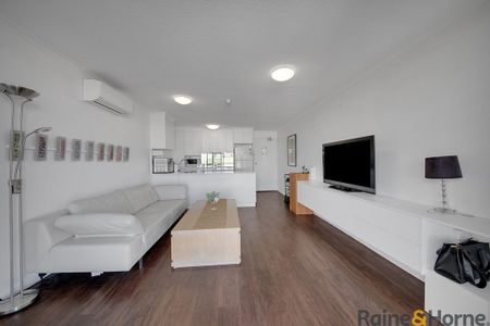 ELEGANT THIRD FLOOR APARTMENT, IN THE HEART OF THE CBD! - Photo 2