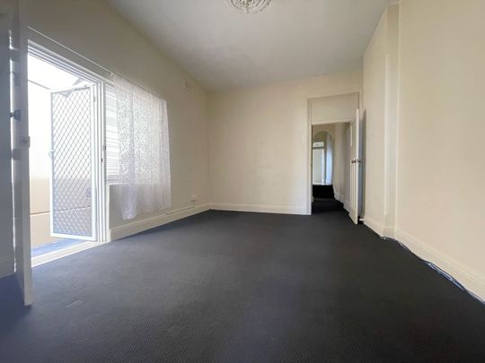 Oversized neat and tidy 2-bedroom shop top flat - Photo 1