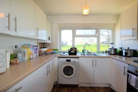 3 Bedroom Student Home - 20 Hawe Close - Photo 5