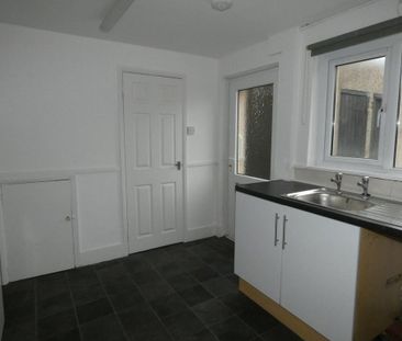 3 bedroom end of terrace house to rent - Photo 3