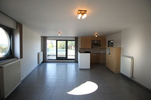 Een appartement op de 1ste verdieping met 2 slaapkamers, terras en autostaanplaats. - Photo 1
