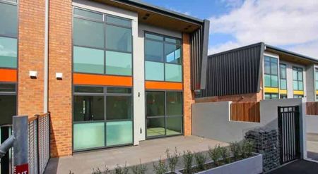 Spotless 4 bedroom! - Photo 3