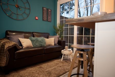 Great Central Location Near the High Street Room 2 - Photo 2