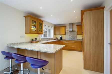 5 bedroom detached house to rent - Photo 4