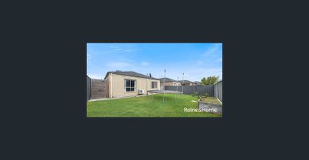 3-bedroom house in Cranbourne North! - Photo 4