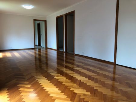 IMPRESSIVE 4 BEDROOM + STUDY FAMILY HOME - SINGLE LEVEL SPACE AND COMFORT - Photo 2