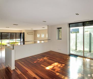 Oversized 2 bedroom apartment with own street entrance - Photo 5
