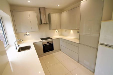 4 bedroom semi-detached house to rent - Photo 5