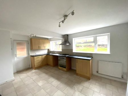 3 bedroom semi-detached house to rent - Photo 3