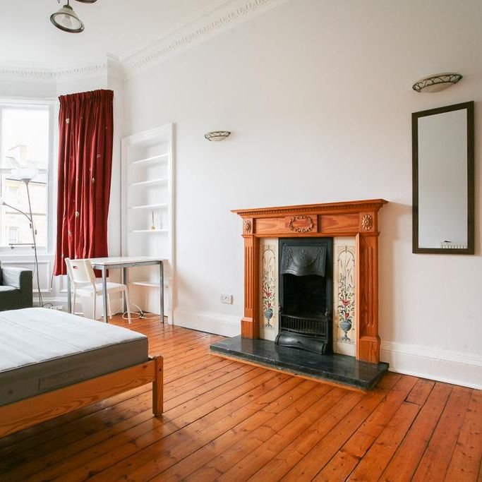 4 bedroom flat to rent - Photo 1
