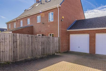 3 bed House - Semi-Detached To Let - Photo 2