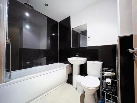 2 bedroom Flat To Let - Photo 3