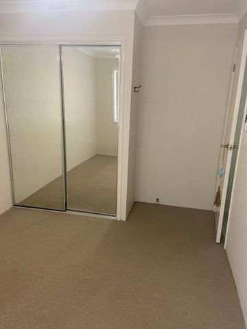 Bedroom with individual study room and bathroom - Photo 3