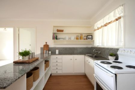 Beautifully Positioned Home with Exceptional Convenience - Photo 2