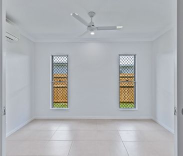 EXECUTIVE ENTERTAINER WITH SOLAR IN MUCH SOUGHT AFTER SMITHFIELD VI... - Photo 2