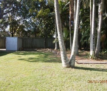 Large fully fenced yard close to schools and shops - Photo 4