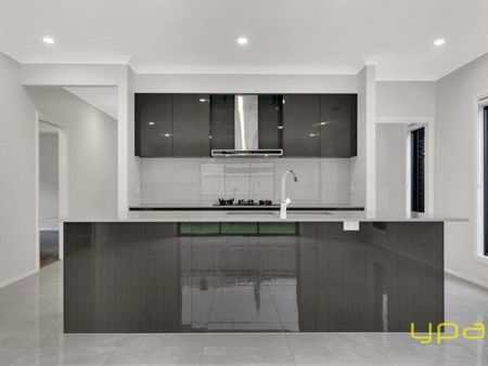 Luxurious Family Home for Rent in Cranbourne East - Photo 4