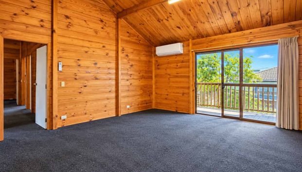 Elegant Three-Bedroom Family Home in Glendene, Auckland - Photo 1