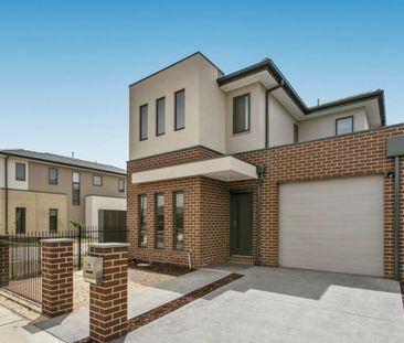 Modern & Bright Townhouse - Photo 1