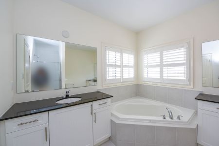 For Lease - 19 Ezra Crescent, Brampton, Ontario - Photo 4