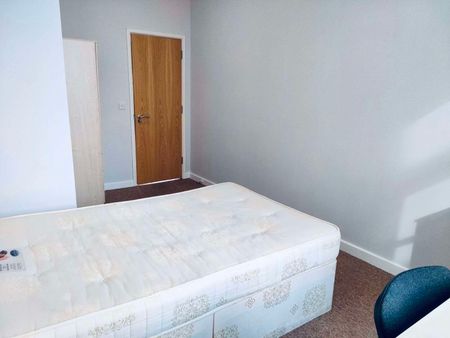 Flat 6, Red Brick House, 28 Trippet Lane, S1 4EL - Photo 3