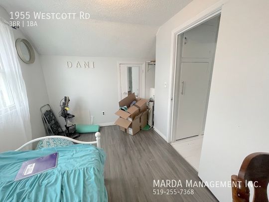 SPACIOUS AND UPDATED 3 BED/1 BATH EAST END HOME + UTILITIES - Photo 1