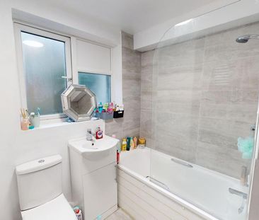 4 bedroom terraced house to rent - Photo 5