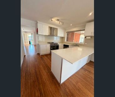 Spacious Four-Bedroom Home in Cranbourne West - Photo 6