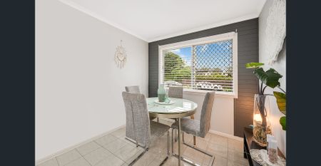 FAMILY HOME JUST A STONES THROW FROM THE SHORE! - Photo 4