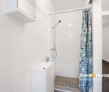 Affordable living on Sunrise Ave! - Photo 2